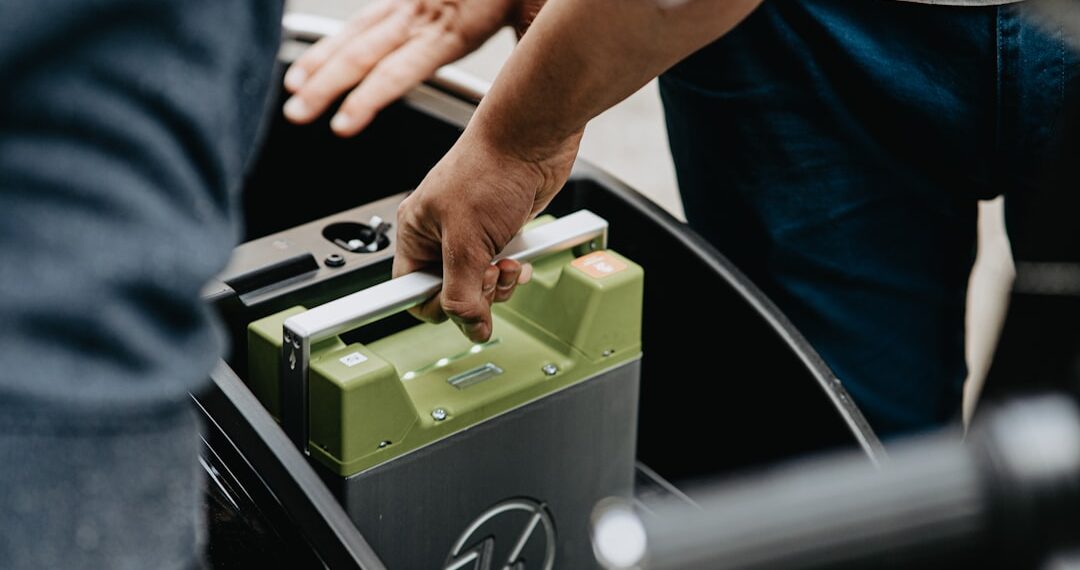 A rechargeable battery for the electric scooter Kumpan 54 Iconic being swapped out. It runs on Lithium-Ion, achieves 54 km of range and can also be used as energy storage.