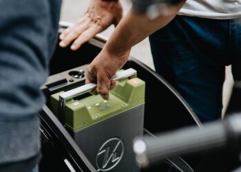 A rechargeable battery for the electric scooter Kumpan 54 Iconic being swapped out. It runs on Lithium-Ion, achieves 54 km of range and can also be used as energy storage.