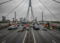 Botsing op Erasmusbrug in Rotterdam laat vijftien gewonden achter
